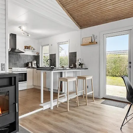 2 Bedroom Awesome In Vakantiehuis Bogense