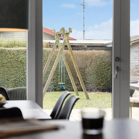 2 Bedroom Awesome In Vakantiehuis Bogense