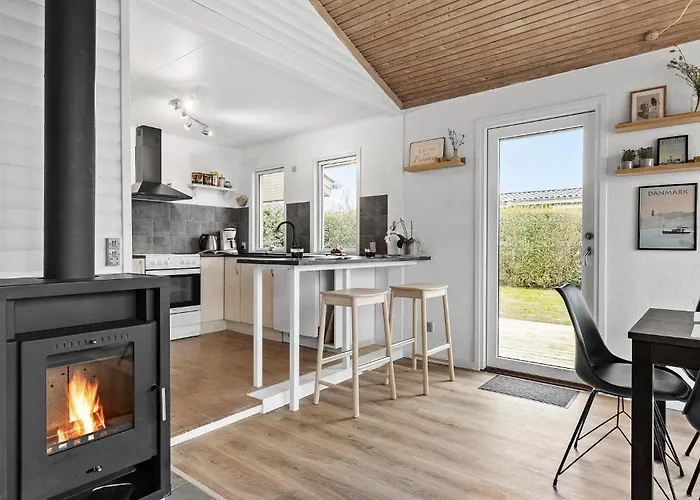 2 Bedroom Awesome In Casa vacanze Bogense