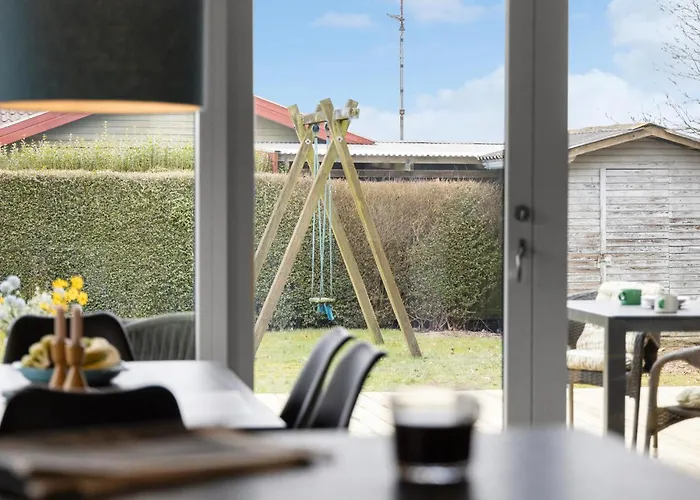 2 Bedroom Awesome In Casa vacanze Bogense